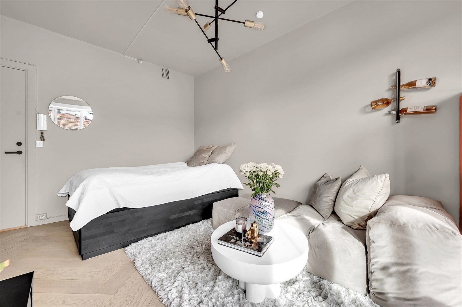 Varmtvann, fyring og bredbånd er inkludert i felleskostnadene. Galleribilde