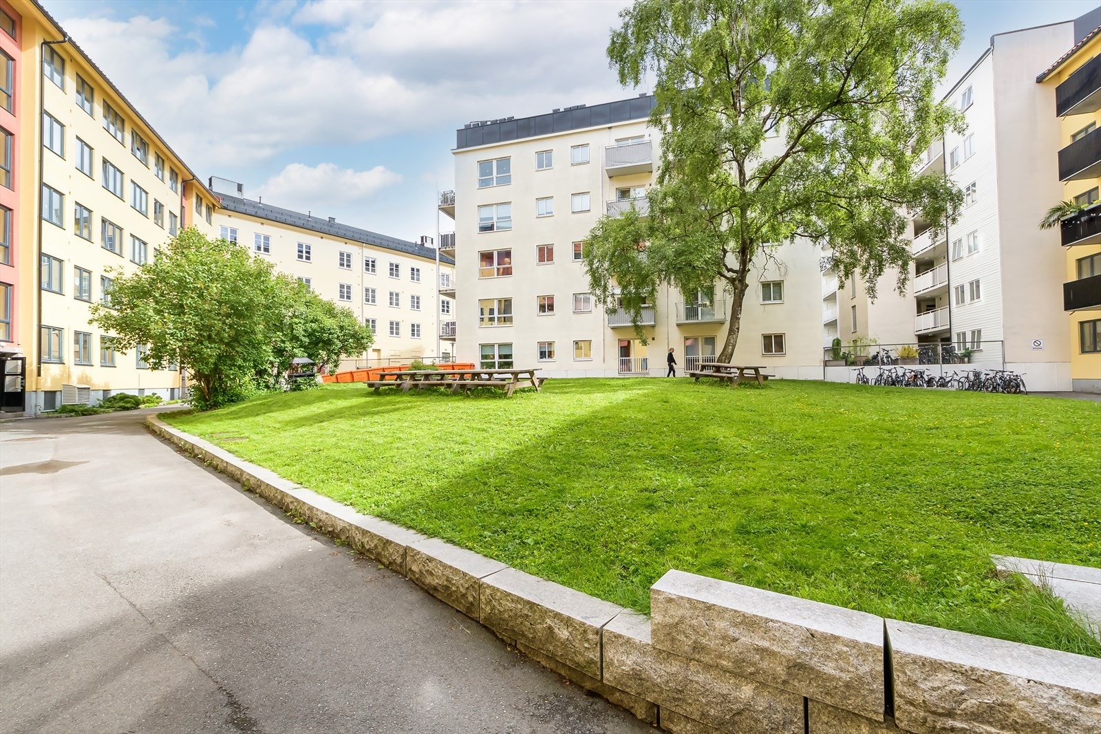Den flotte bakgården er låst fra gaten utenfor og det er godt med sykkelparkering for beboerne. Galleribilde