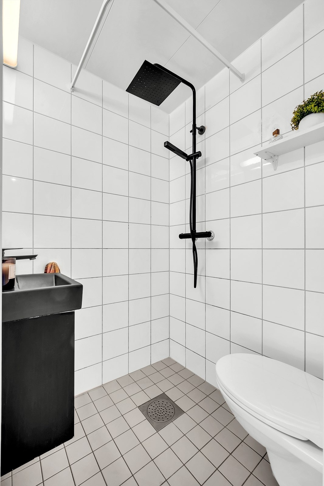 Badet er pent flislagt og ble rehabilitert i regi av borettslaget i 2003. Galleribilde