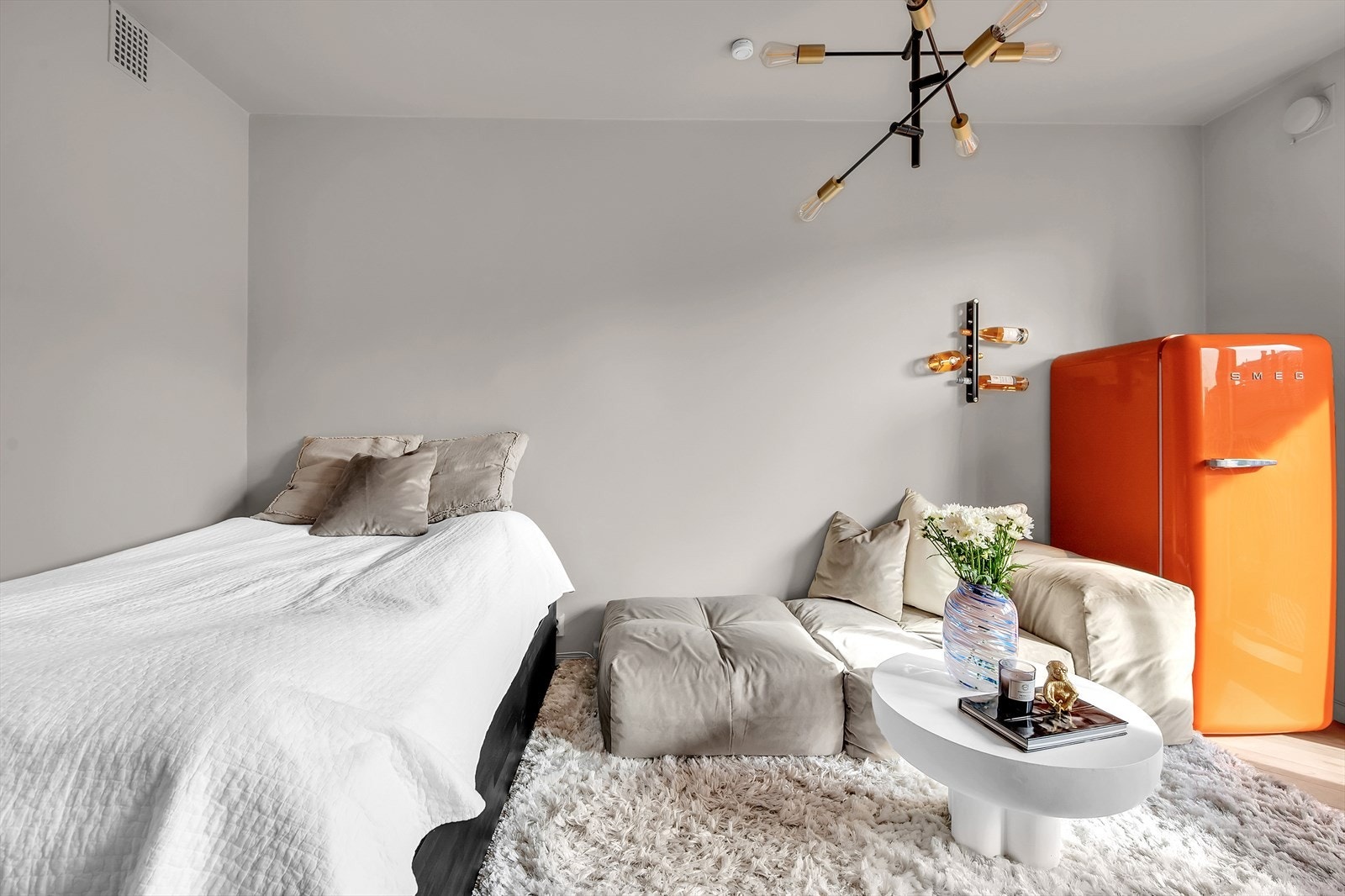 Stuen har en god arealutnyttelse med plass til sofa, TV-møbler og seng. Galleribilde