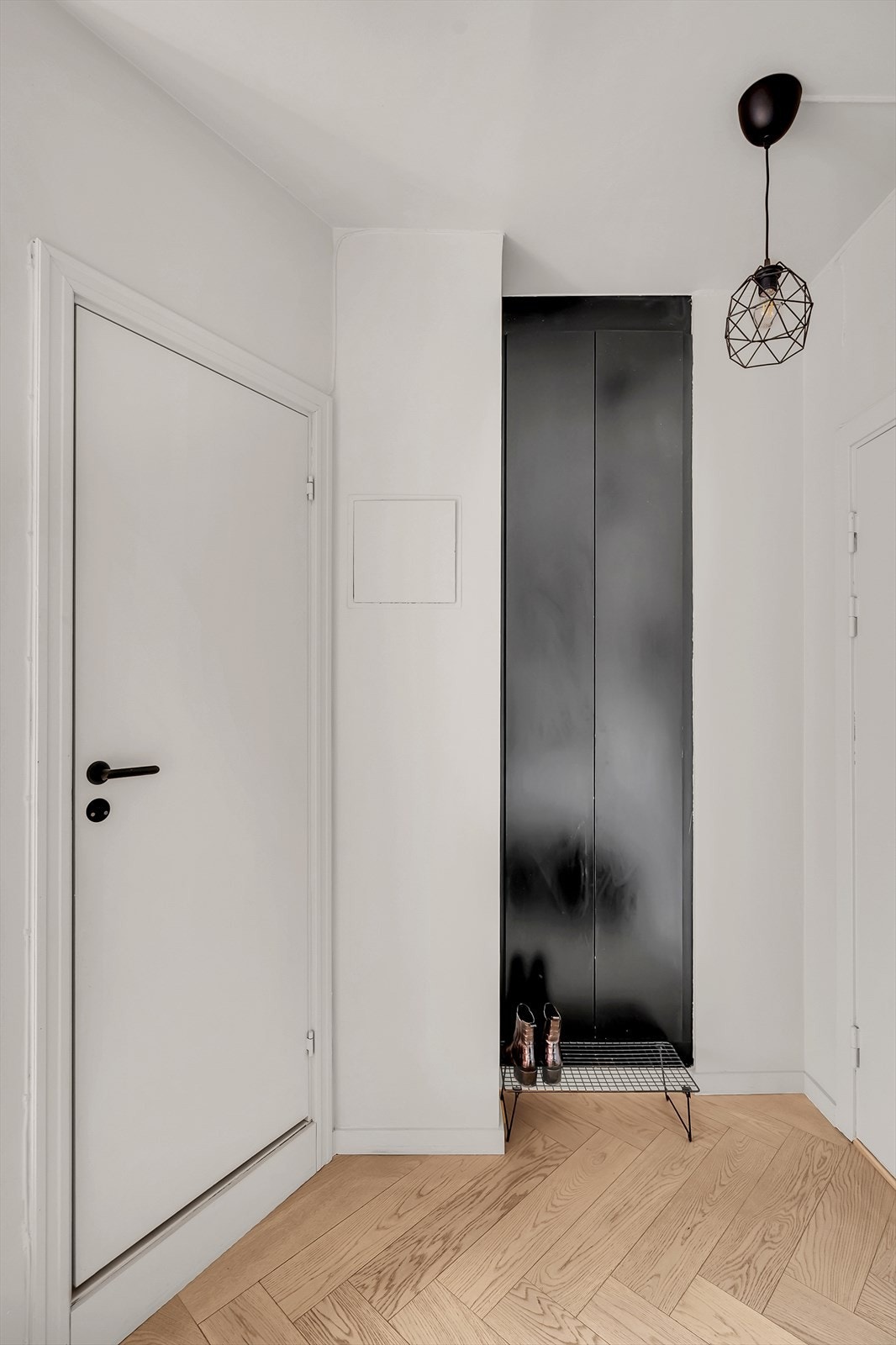 Lys og praktisk entré med garderobeskap, som gir god plass til oppbevaring av yttertøy og sko. Galleribilde