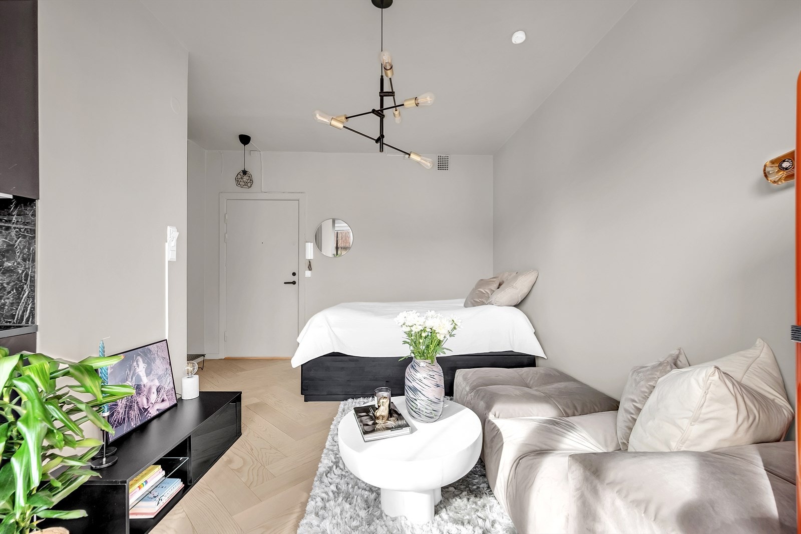 Leiligheten har en arealeffektiv planløsning med god takhøyde og plass til alt du trenger. Galleribilde