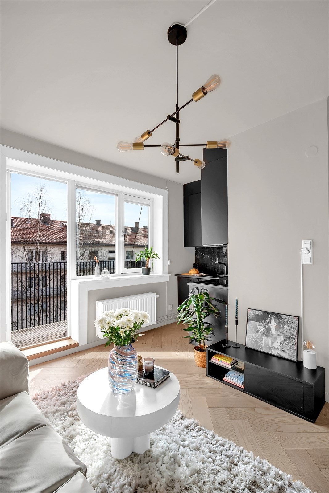 Store vindusflater slipper inn rikelig med naturlig lys og skaper en luftig atmosfære. Vinduene ble byttet i 2018. Galleribilde