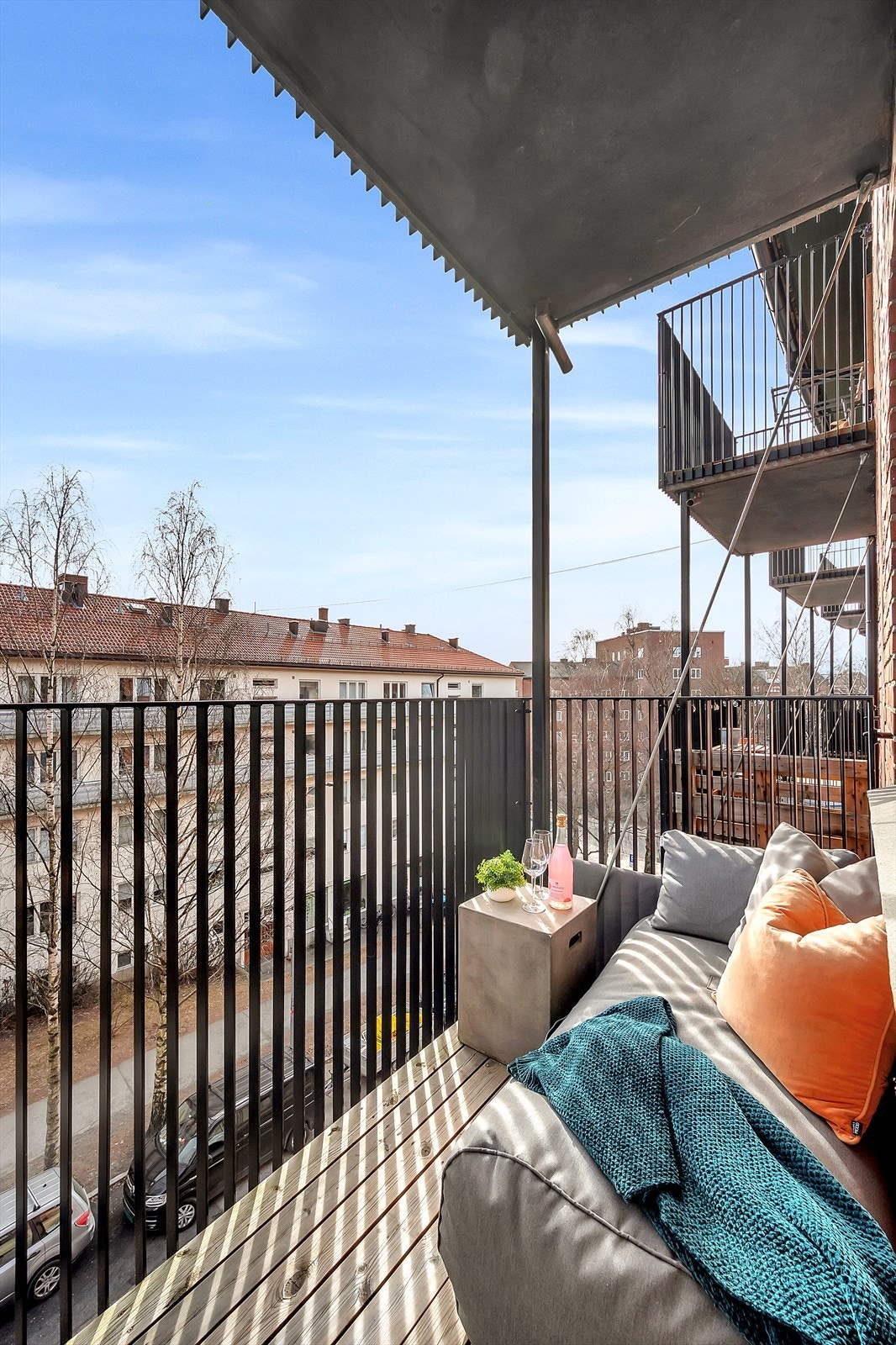 Herlig sydøstvendt balkong på ca. 3,2 m², med plass til en liten sittegruppe, grill og beplantning. Balkongen og leiligheten for øvrig er vendt ut mot en rolig og enveiskjørt gate. Galleribilde