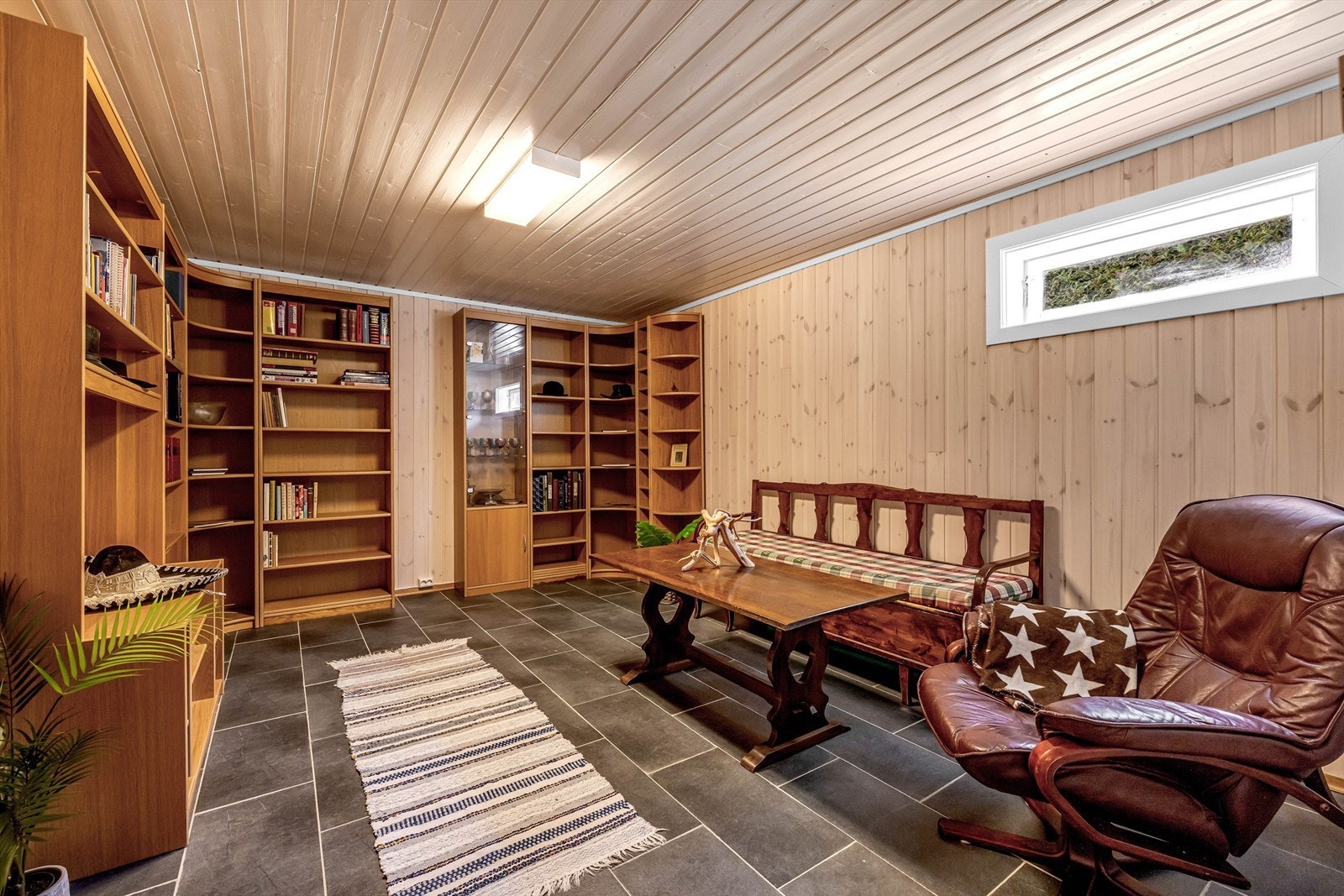 Kjellerstue. Rommet er ikke godkjent til varig opphold, da det er byggemeldt som sport/trimrom iht. godkjente byggetegninger. Galleribilde