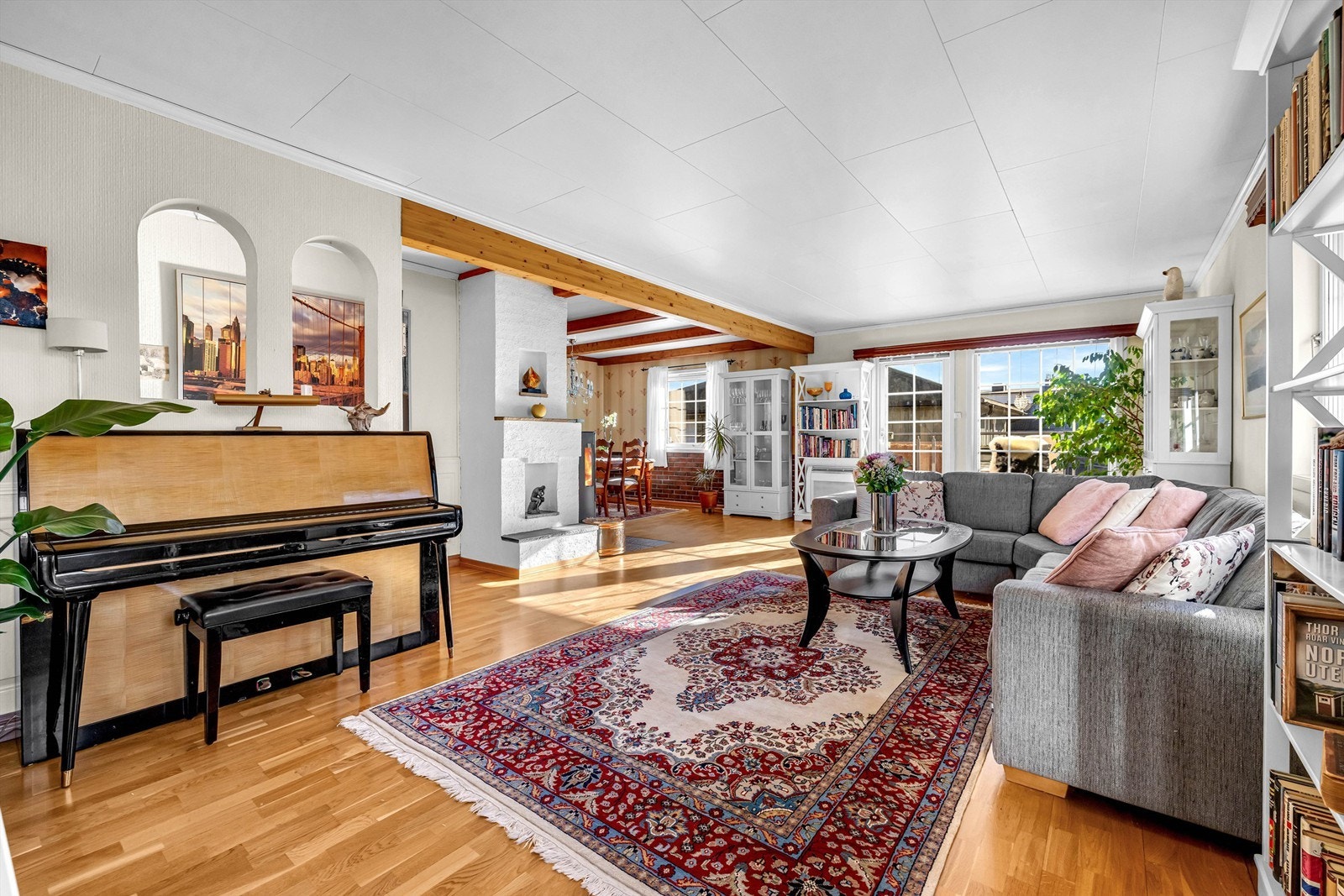 Boligen har en hyggelig stue- og spisestueløsning i delvis åpen løsning med kjøkken med god utforming. Galleribilde