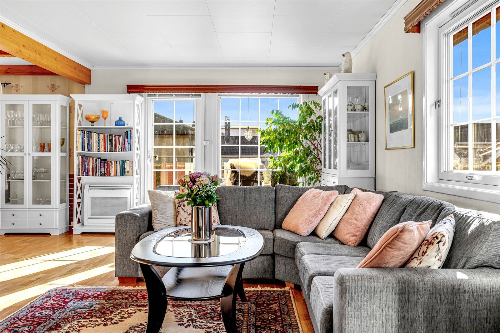 Fra stuen er det utgang til terrasse. Galleribilde