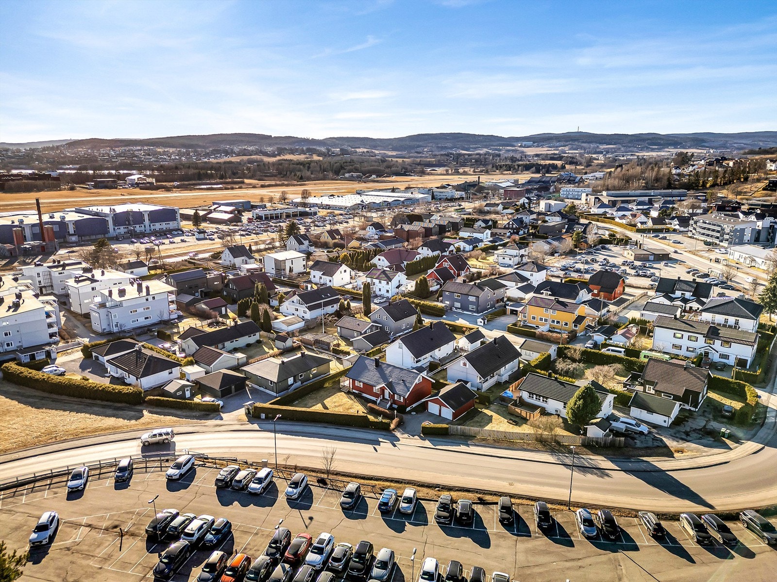 Boligen ligger i et veletablert og barnevennlig boligområde på Kjeller. Boligen ligger også nær skoler, barnehager, aktivitetsmuligheter og kollektivtrafikk. Sykkel- og gangvei inn til Lillestrøm sentrum går rett utenfor eiendommen. Galleribilde