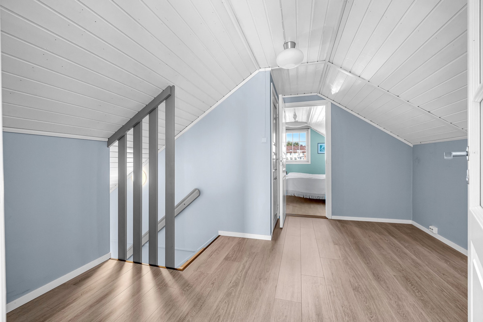 Boligens loftetasje består av soverom, bod, gang og loftsstue. Galleribilde