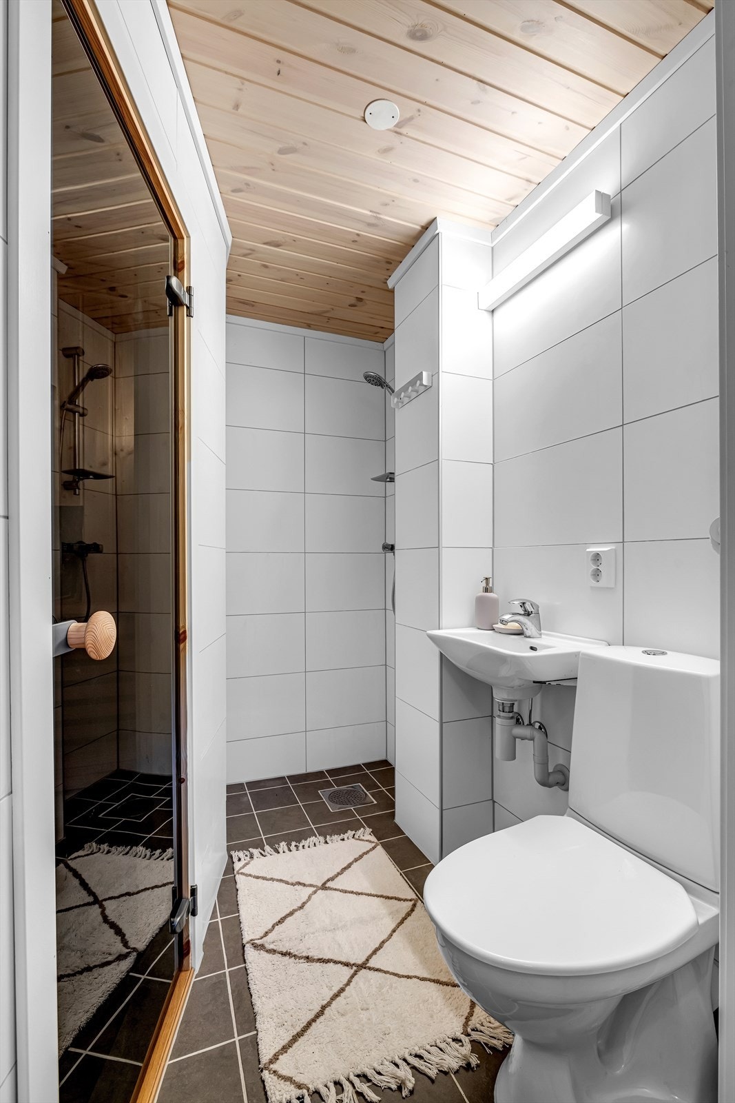 Baderommet ligger i kjeller og er fra 2023. Baderommet har flislagt vegger og varme i gulv, og himling med trepanel. Galleribilde