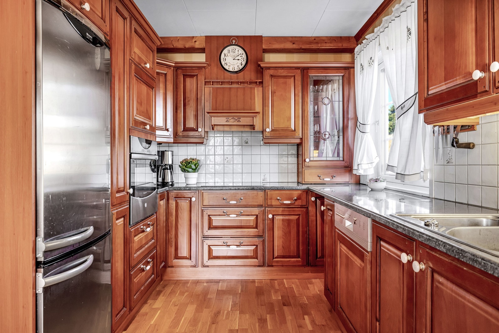 Kjøkkenet fikk en kjøkkenfornying med nye fronter, benkeplate og enkelte skrog i 2002. Galleribilde