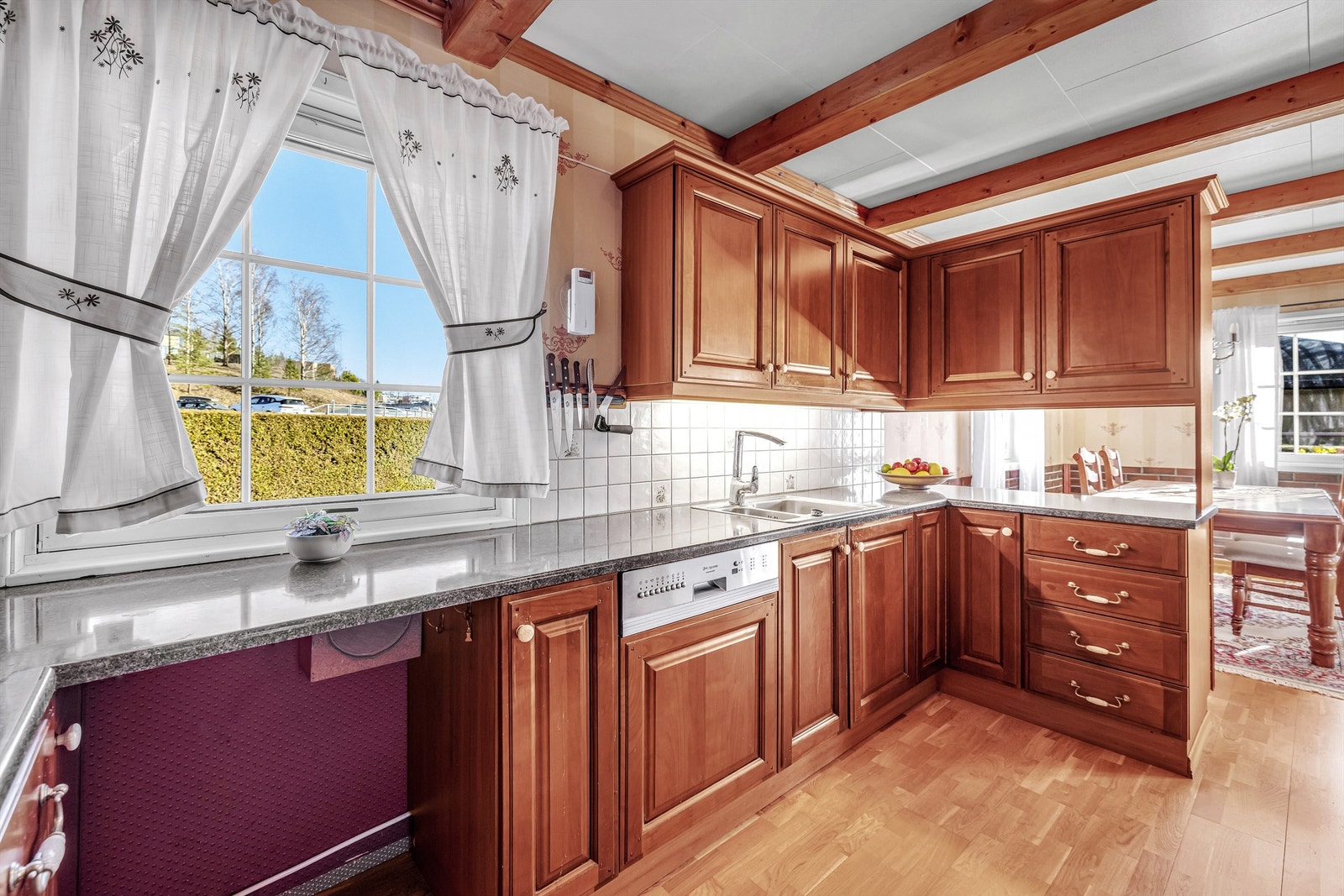 Rommet er praktisk designet med en løsning som utnytter plassen godt og har vindu som bidrar til ekstra naturlig belysning for kokken. Galleribilde