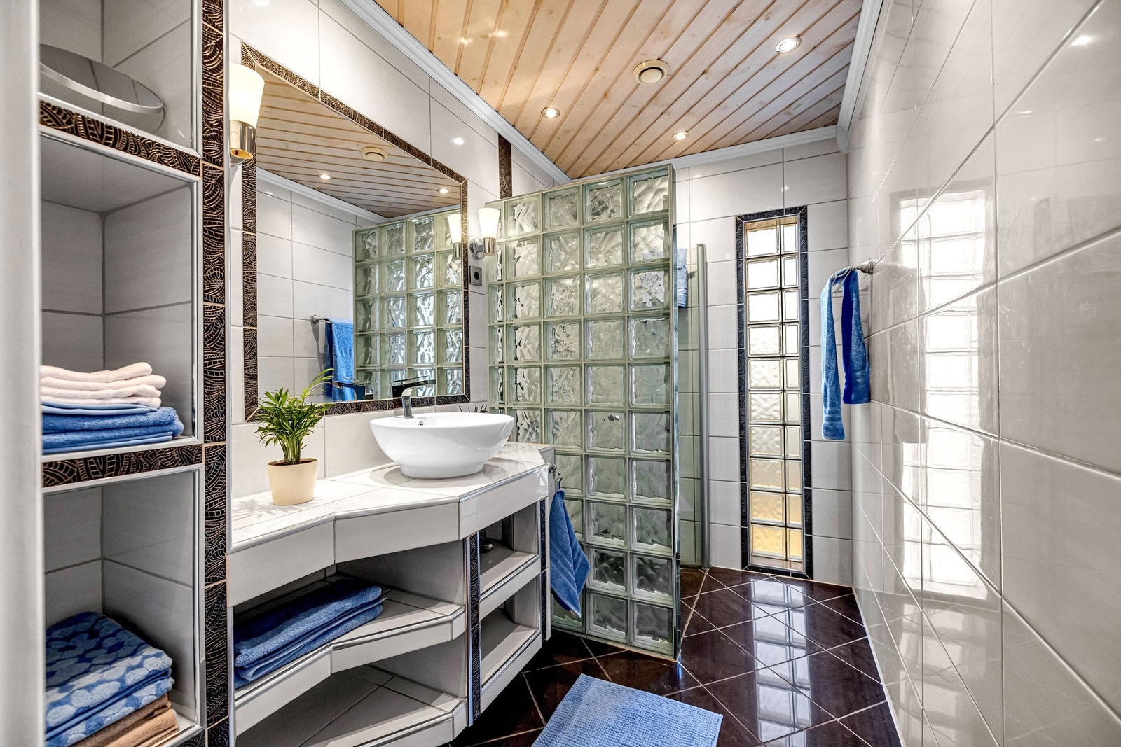 Et av boligens to bad ligger i første etasje. Badet ble pusset opp i 2009 og har flislagt gulv med varme og flislagte vegger. Galleribilde