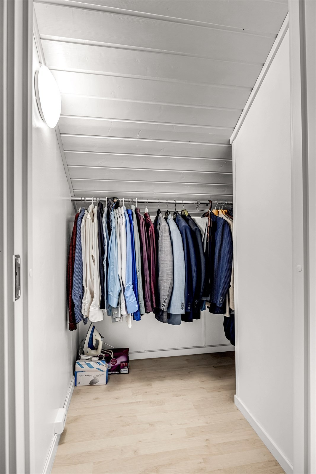 Det er i tillegg en praktisk innvendig bod mellom soverom og loftstue i andre etasje. Galleribilde