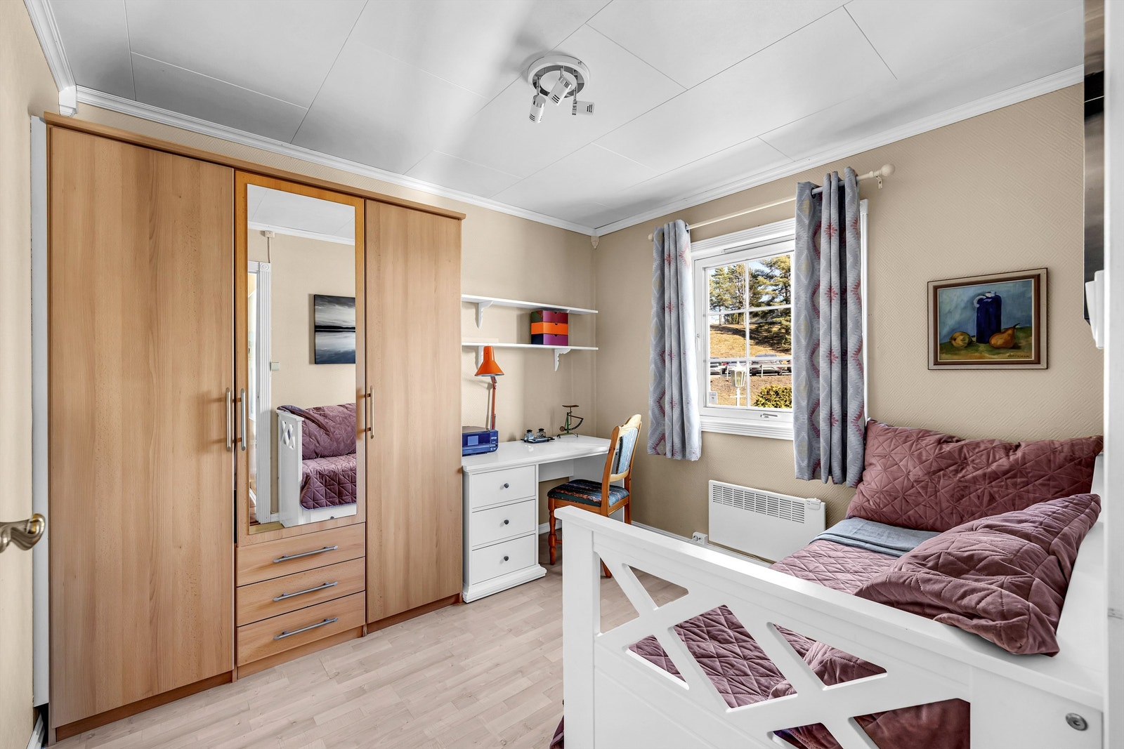 Det andre soverommet i første etasje passer ypperlig som barnerom, kontor eller gjesterom. Galleribilde