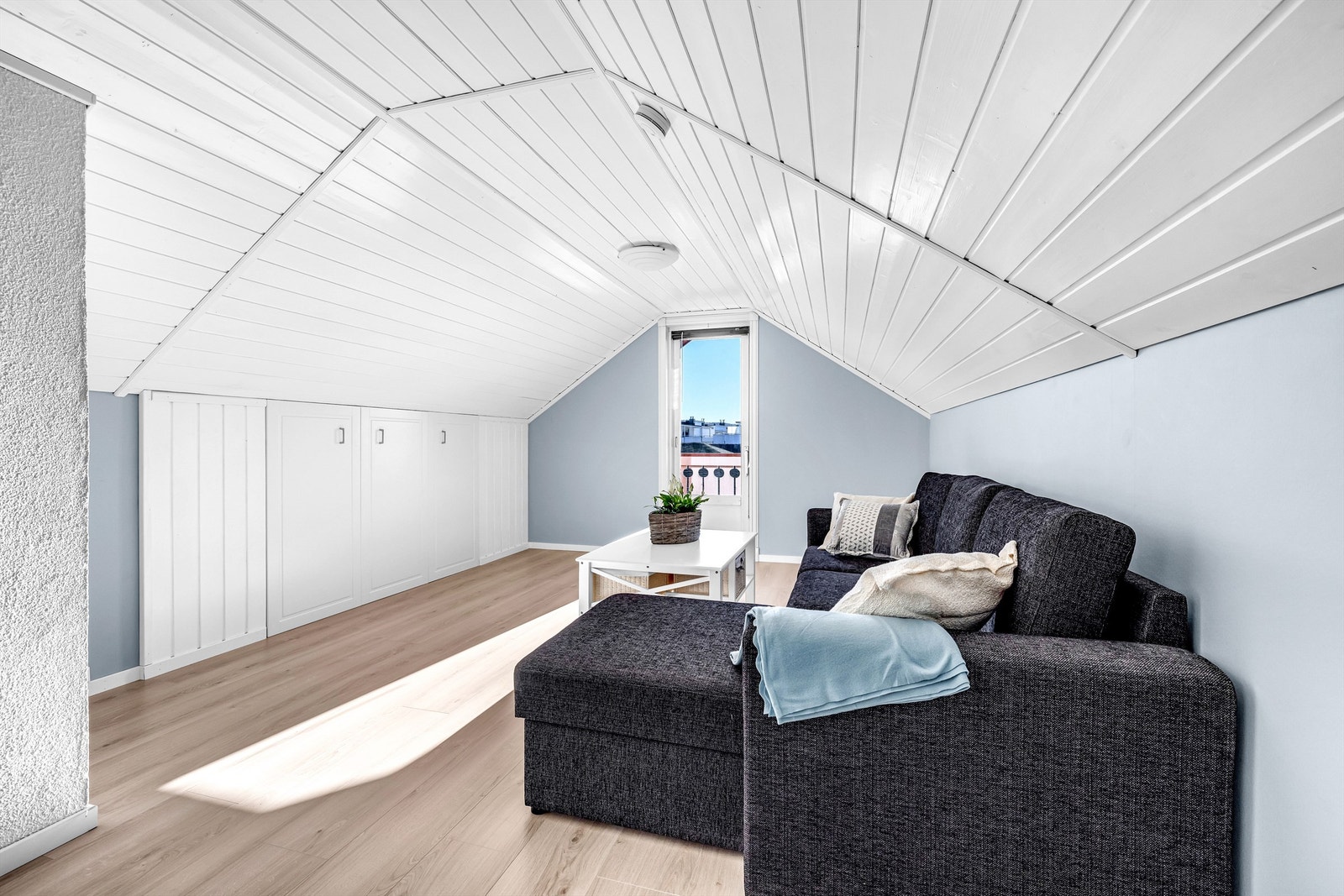 Hyggelig loftstue som har godt med lagringsplass i innebygget garderobeskap. Galleribilde