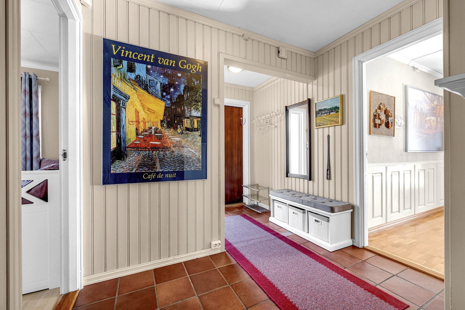 Du blir møtt av en hyggelig og imøtekommende entré med fliser på gulv og god plass til å henge fra seg ytterklær og sko. Galleribilde