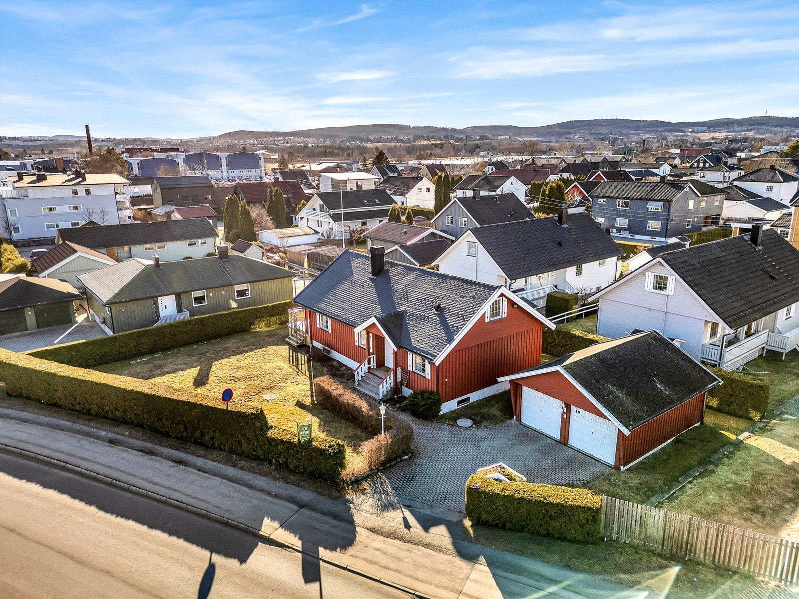 Ønsker du å bo sentralt med gangavstand til skoler, butikker, buss og Lillestrøm sentrum? Da er denne boligen i Instituttveien 49 noe for deg. Galleribilde