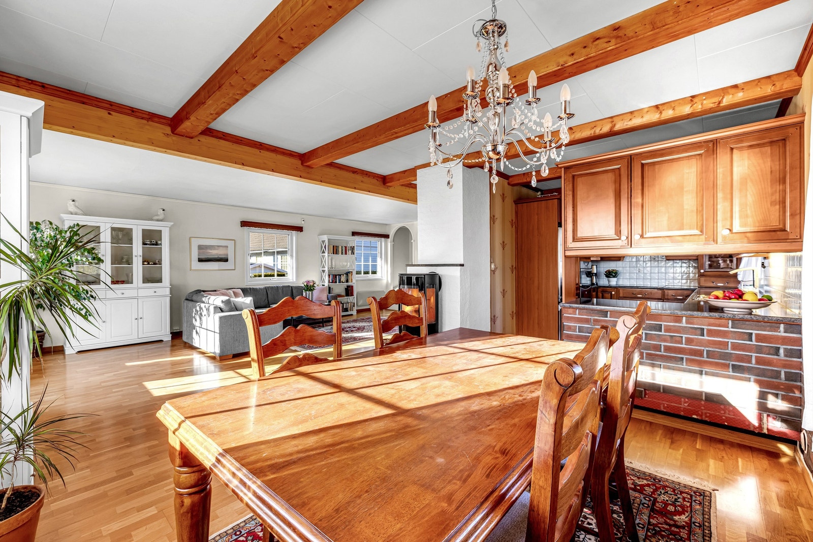 Her har du god plass til å samle gjestene rundt spisebordet for hyggelige middager. Galleribilde