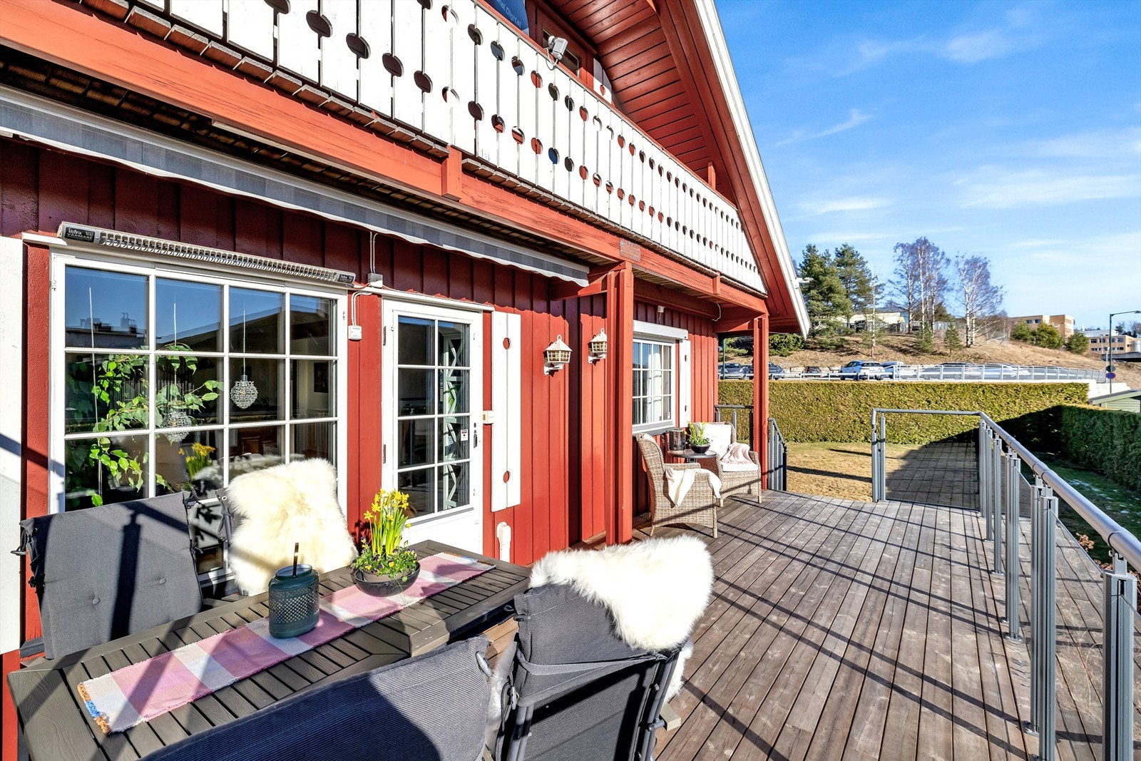 Her er det god plass til ønskelig utemøblementer. Galleribilde