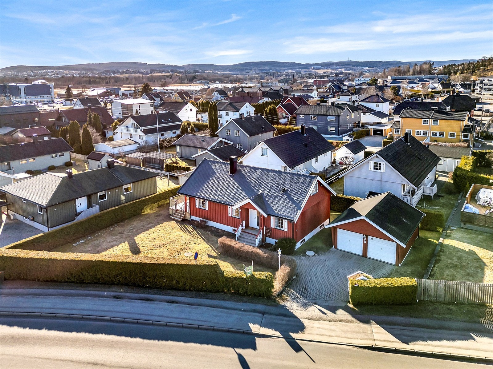 Eiendomsmegler Krogsveen v/ Vegard Gran-Andersen ønsker deg velkommen til Instituttveien, et perfekt familiehus med dobbelgarasje på Kjeller! Galleribilde
