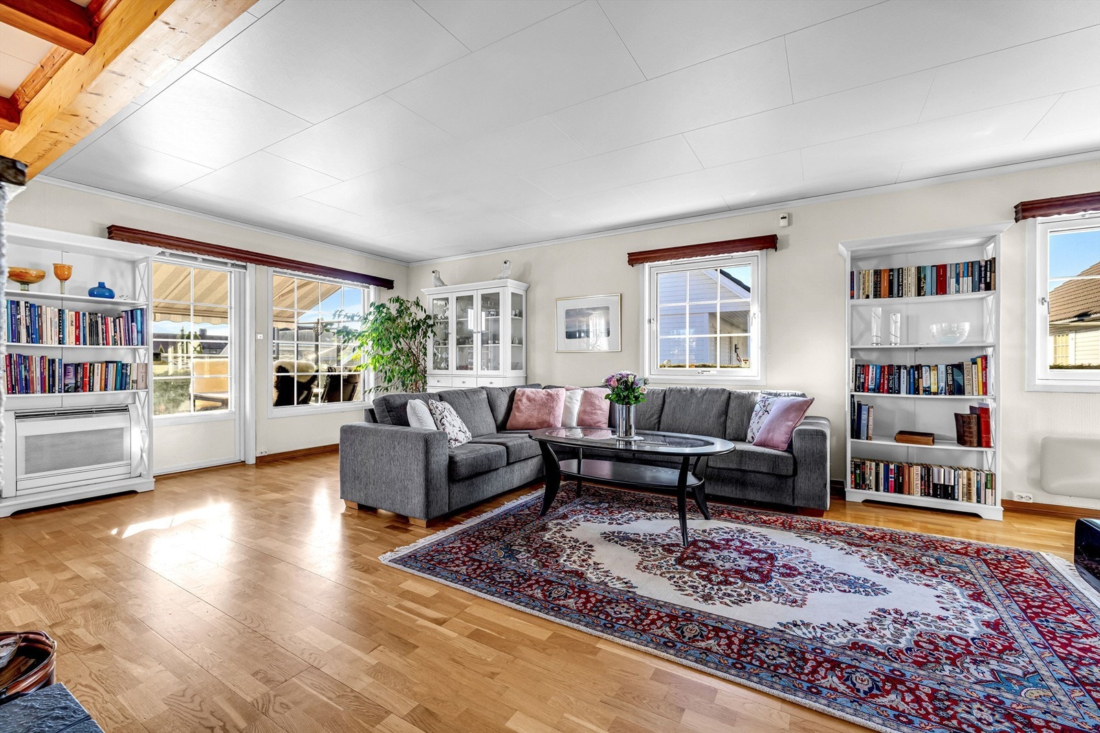 Gode vindusflater bidrar til en lys og hyggelig atmosfære. Galleribilde