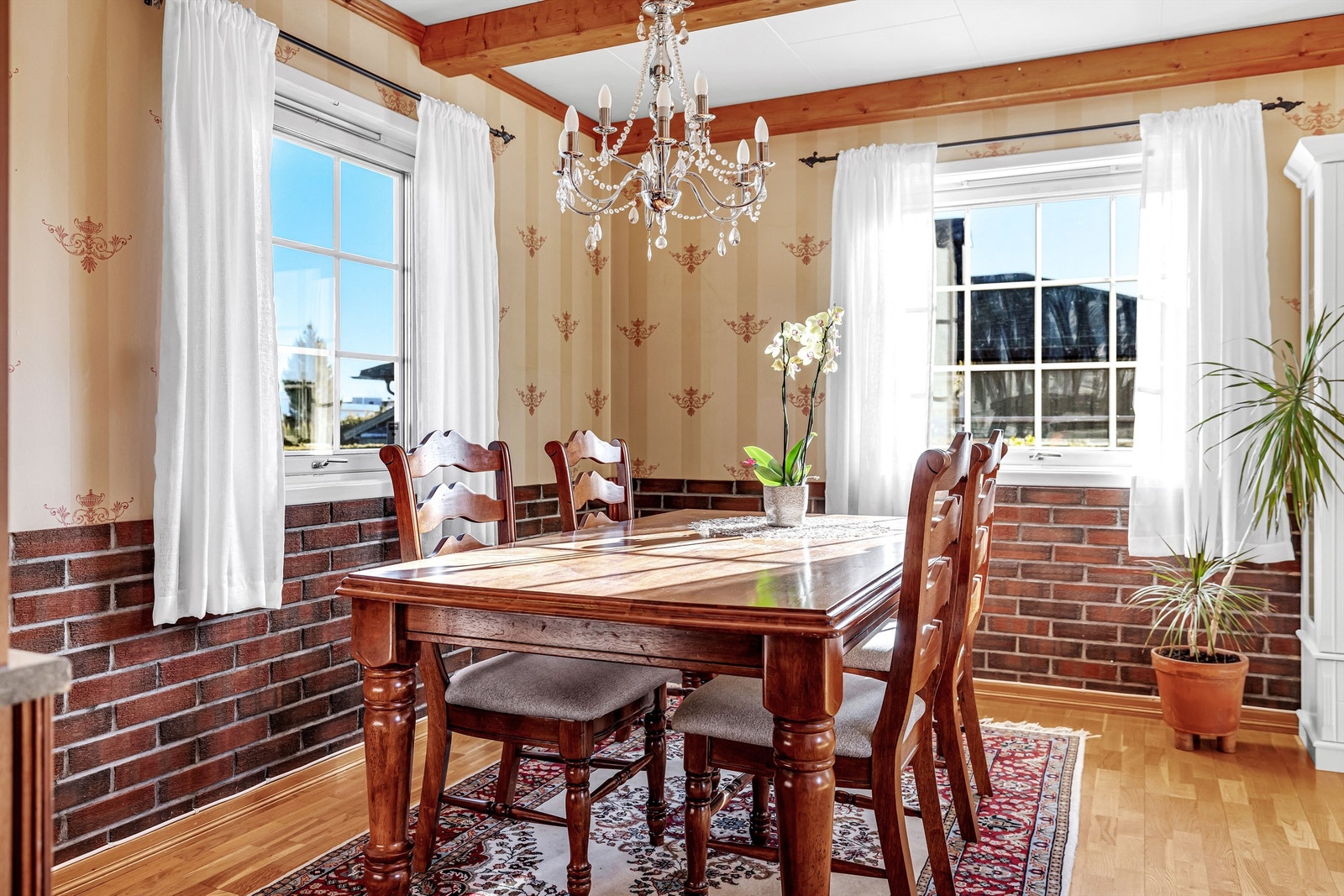 Naturlig plassering av spisebord ved kjøkkenet. Galleribilde