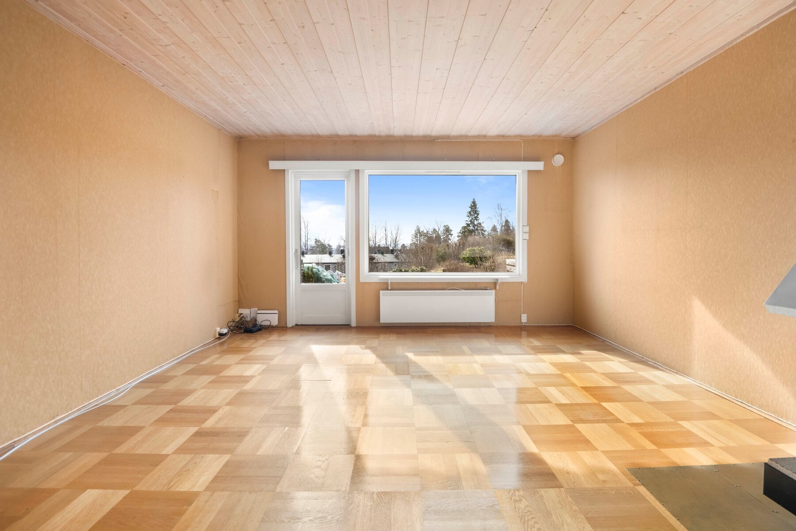 Stuen er lys og romslig takket være de store vindusflatene. Galleribilde