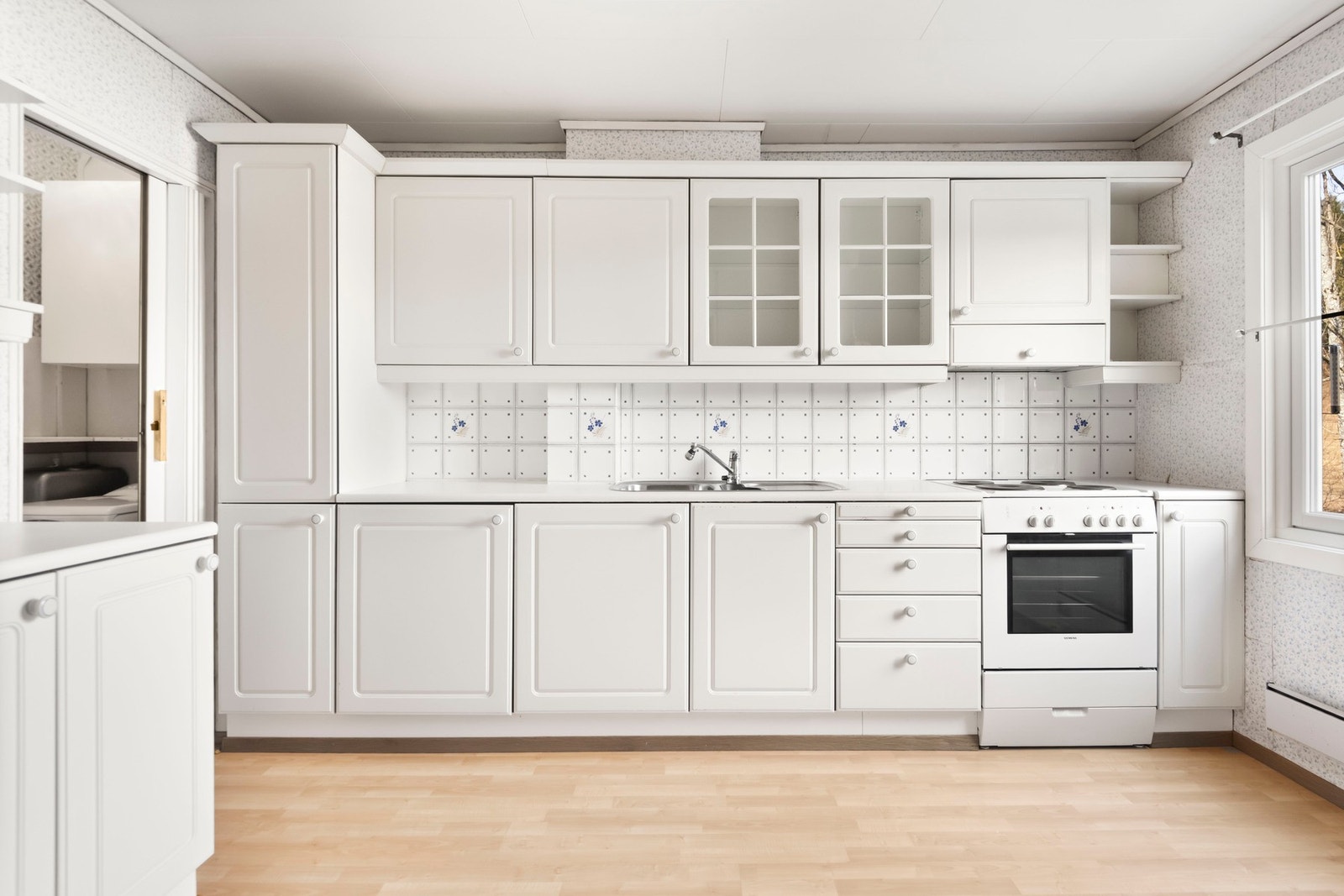 Innholdsrikt kjøkken med god plass. Galleribilde