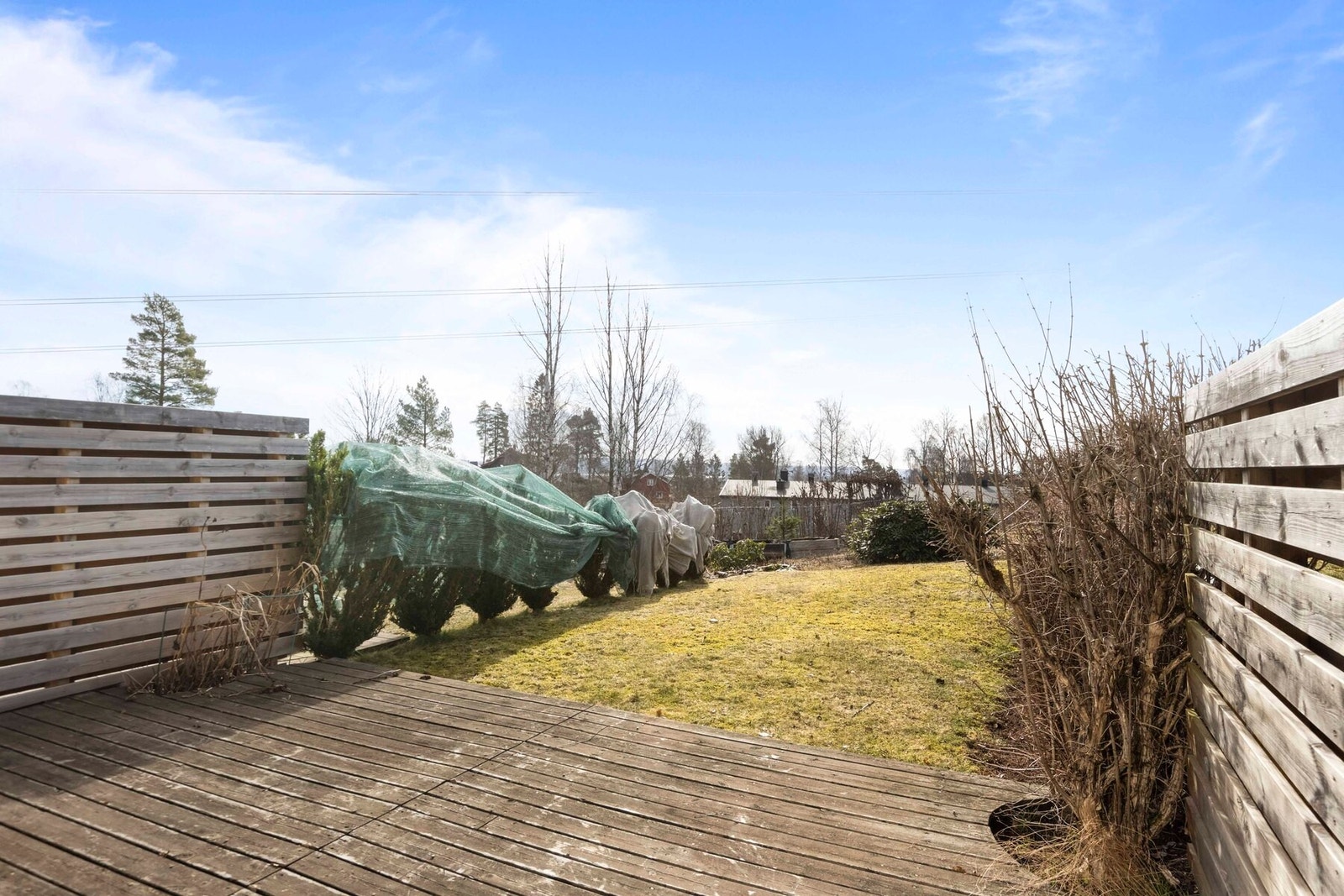 Fra stuen og kjøkkenet i 1. etasje er det utgang til en solrik terrasse og hage. Galleribilde