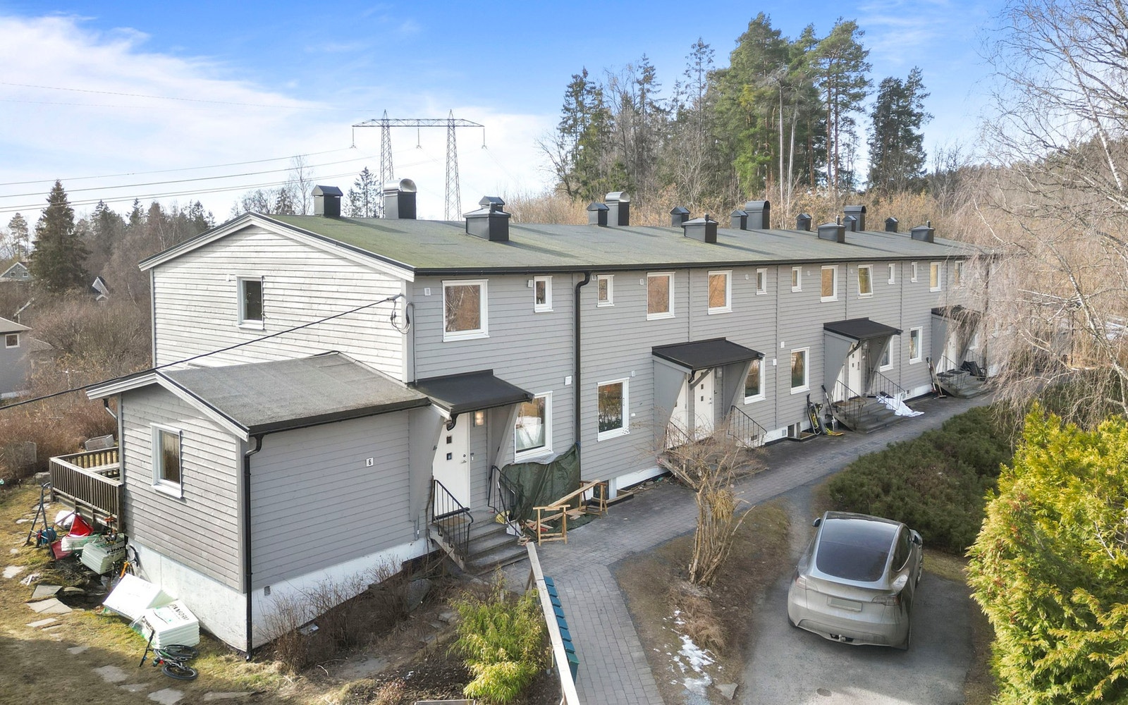 Boligen er plassert i rolige, barnevennlige omgivelser, omkranset av landlig fred og natur, med nærhet til marka. Galleribilde