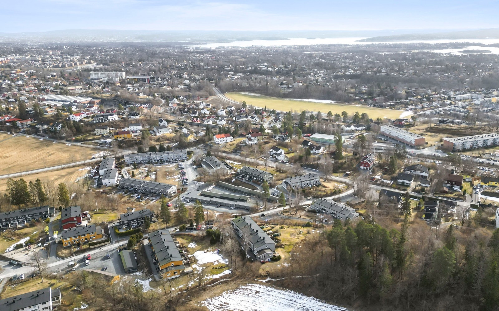 Det er kort vei til offentlig transport, med ny T-banestasjon på Avløs og flere bussholdeplasser innen gangavstand, blant annet med forbindelse til Sandvika. Galleribilde