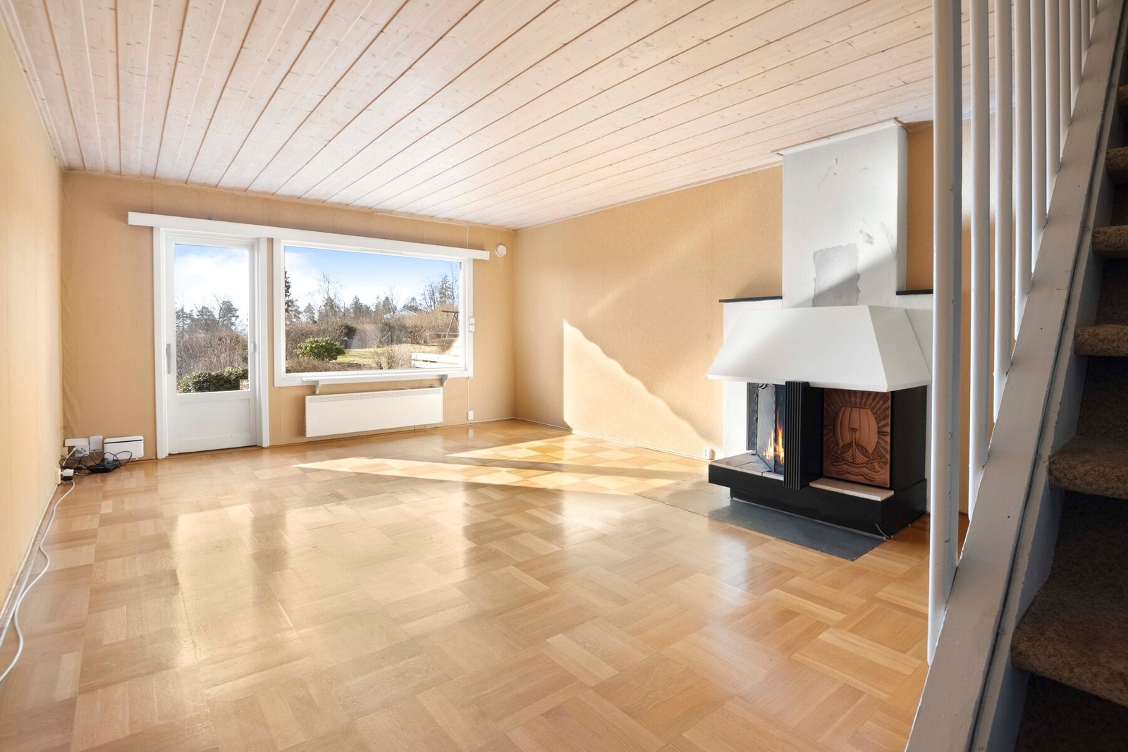 Sentralt i rommet er det en peis. Galleribilde