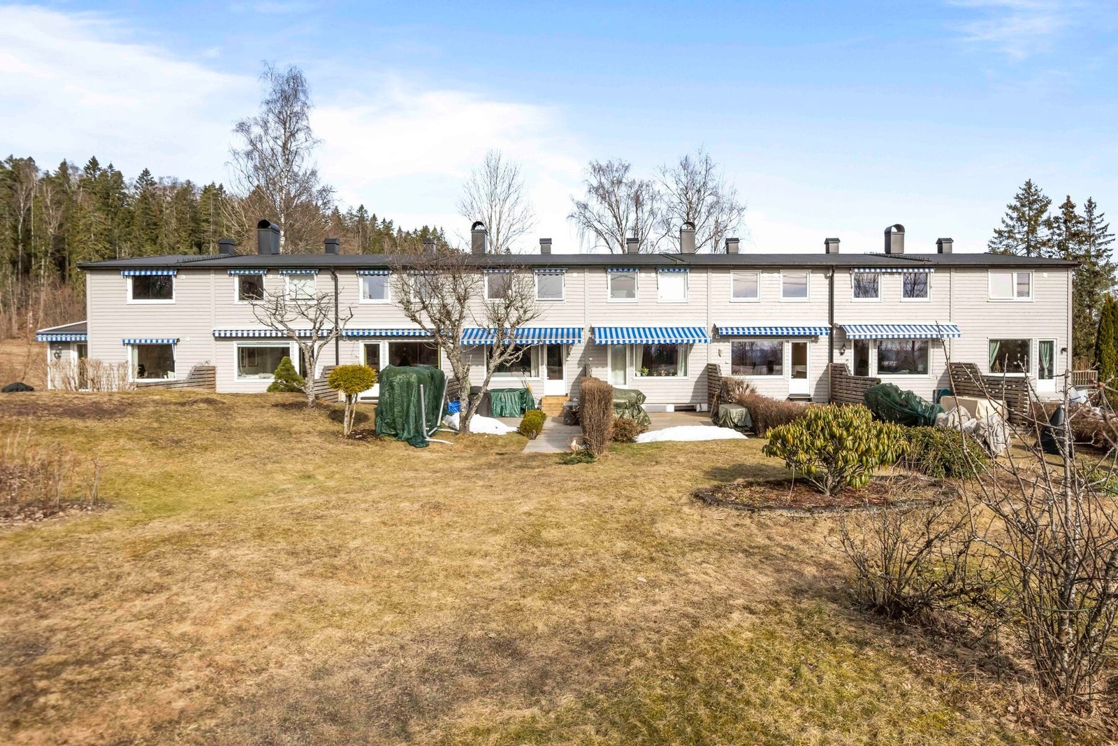 Eiendommen har en sørvendt beliggenhet som gir et åpent og fritt utsyn, samt gode lys- og solforhold. Galleribilde