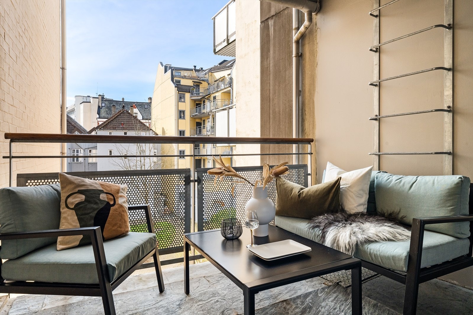 Leiligheten har privat balkong inn mot rolige omgivelser i bakgården. Galleribilde