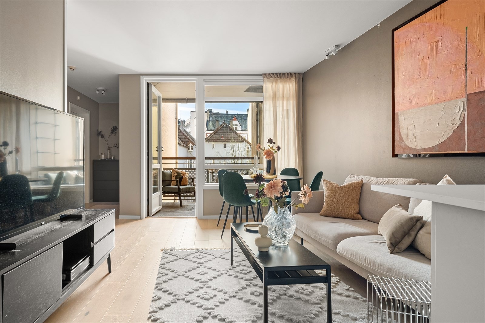 Velkommen til Daniel Hansens Gate 5A! En rålekker 3-roms leilighet med supersentral beliggenhet i Bergen Sentrum. Presentert av William Christensen v/Eiendomsmegler Vest. Galleribilde