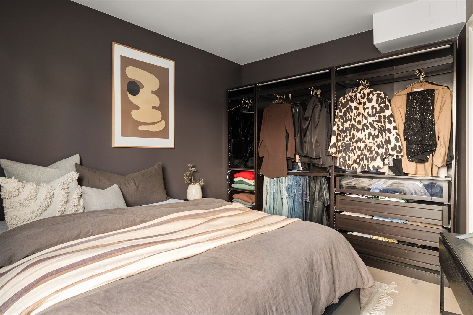 Leiligheten har 2 romslige soverom på henholdsvis ca 10 og 7 kvm. Galleribilde