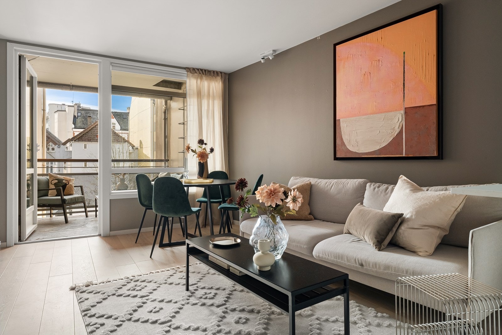 God plass til variert innredning med sofagruppe og bord. Galleribilde