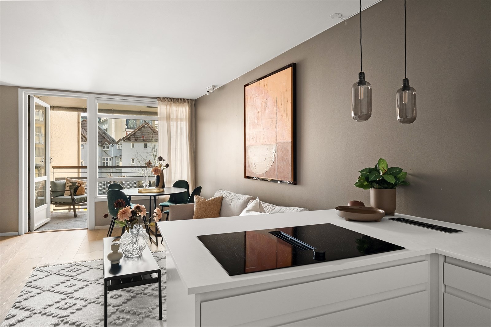 Praktisk løsning på kjøkken som naturlig avgrenser stue og kjøkken. Galleribilde