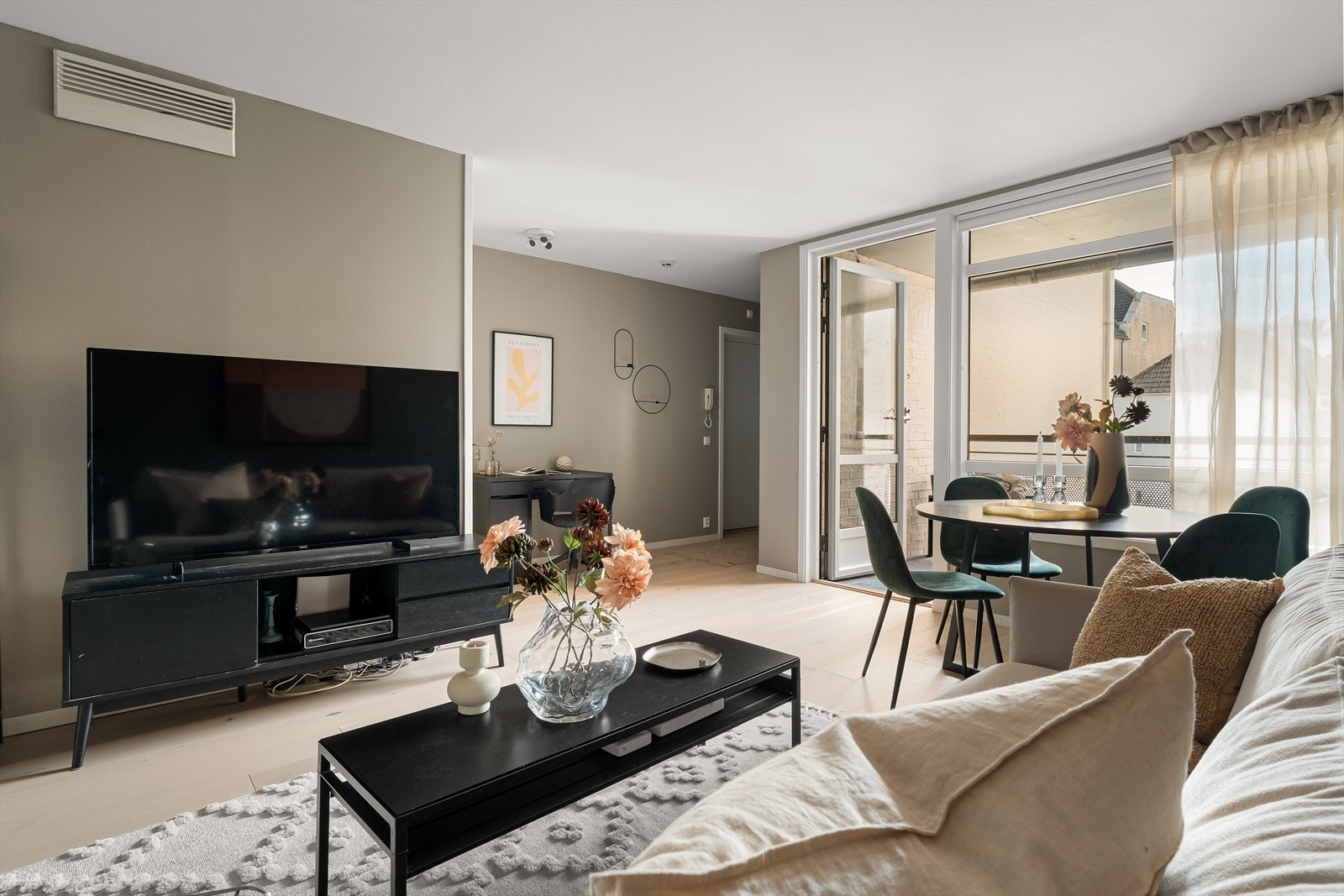 leiligheten holder jevnt over en høy standard med lekre kvaliteter, god planløsning og 2 romslige soverom. Galleribilde