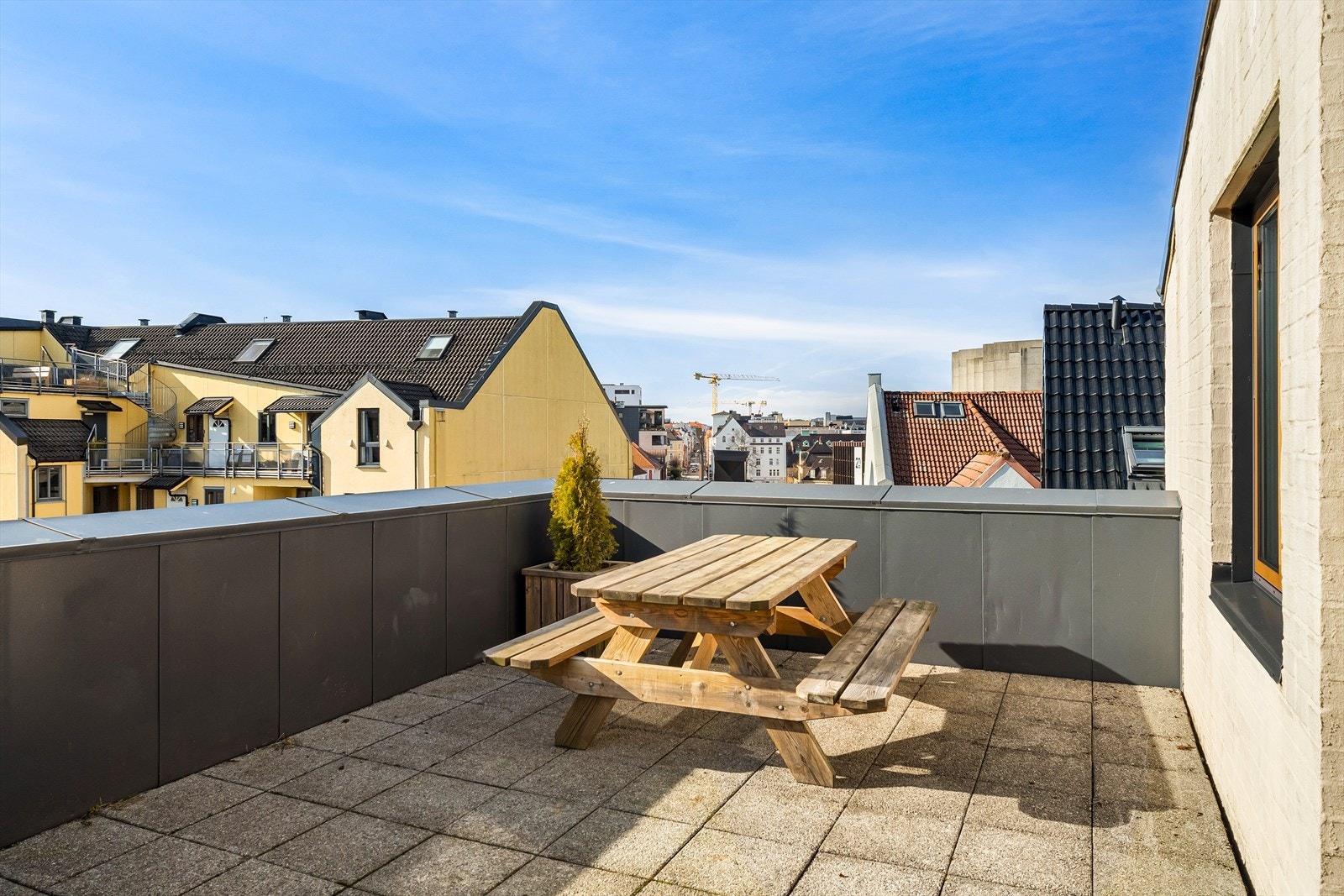 Bygget er nyere fra 1999 med fantastisk felles takterasse med strålende solforhold! Galleribilde