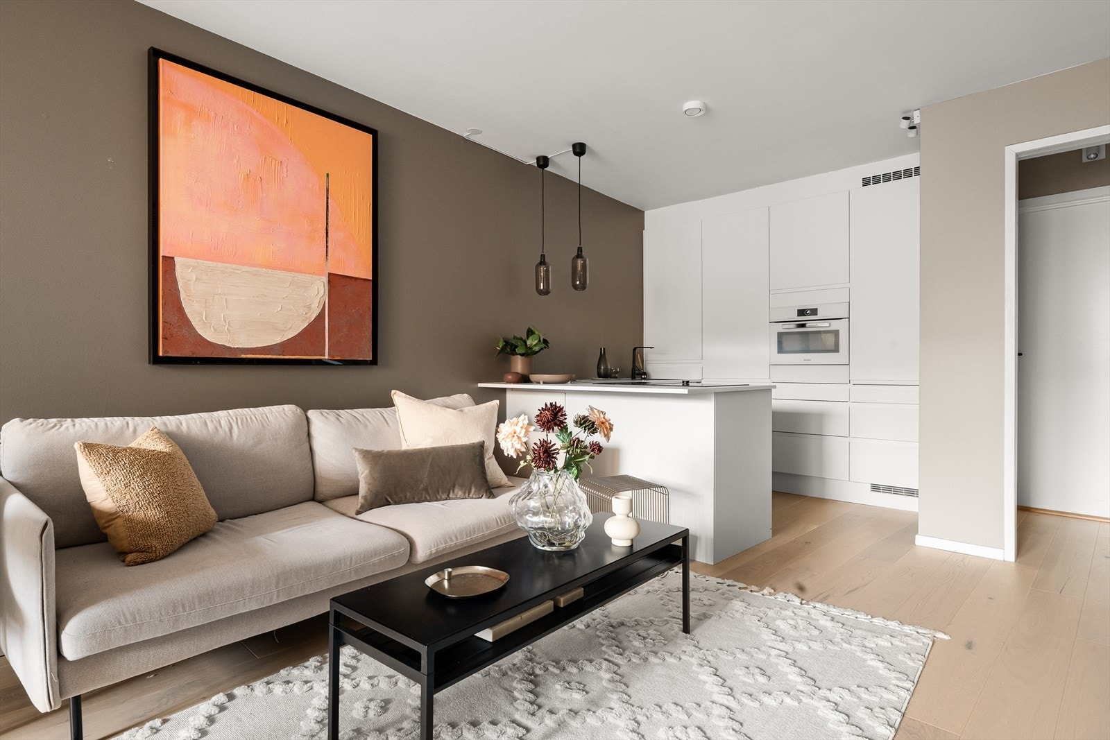 Moderne åpen stue/kjøkken løsning som er lett å innrede. Galleribilde