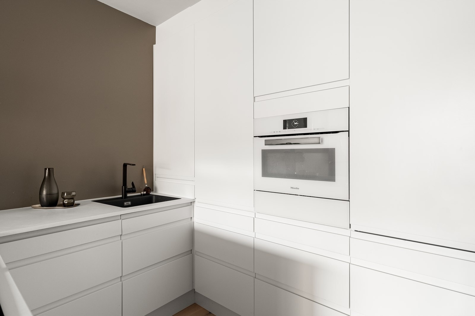 Integrert kjøle/fryseskap, oppvaskmaskin, kom i stekeovn/mikrobølgeovn, varmeskuff og induksjonstopp. Galleribilde