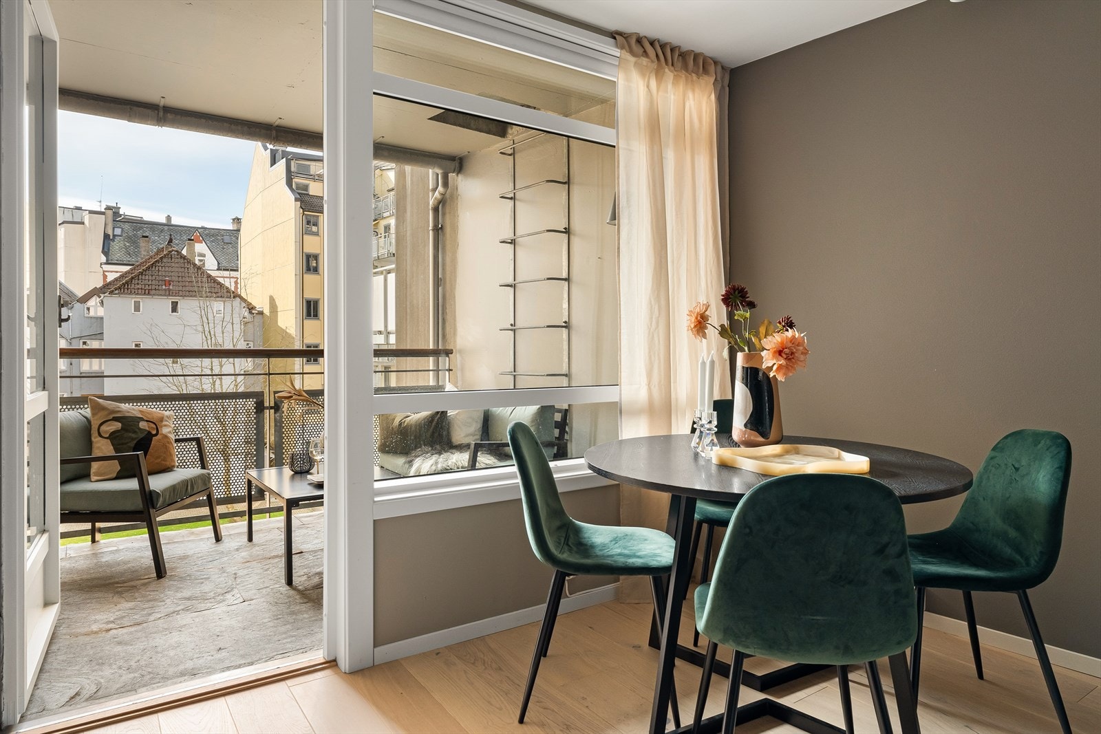 Fra stuen er det tilkomst til en deilig balkong der seine sommerkvelder kan nytes! Galleribilde