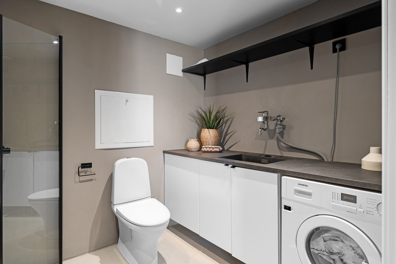 Praktisk skap/benk løsning med opplegg for vaskemaskin. Galleribilde