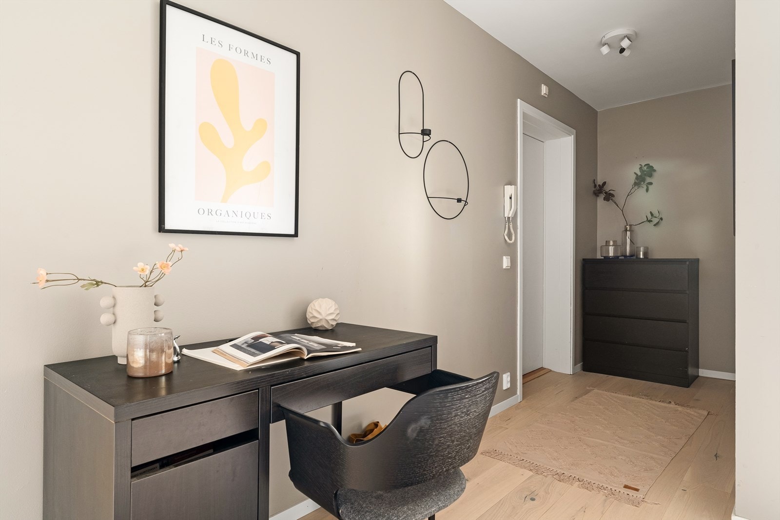 Innbydende entre med god plass til skap og oppbevaring av yttertøy og sko. Galleribilde