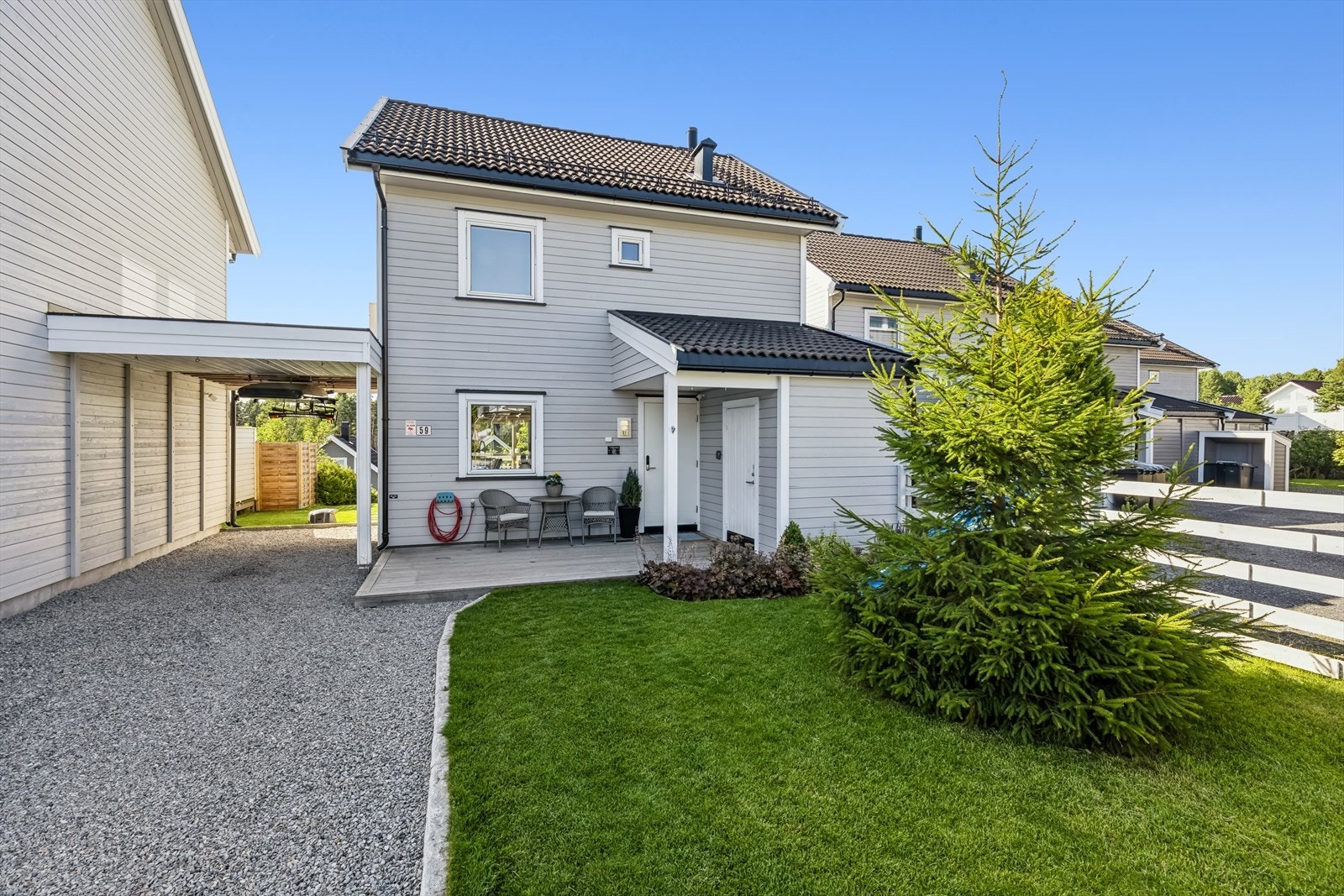Gode parkeringsmuligheter i egen carport og innkjøring. Galleribilde