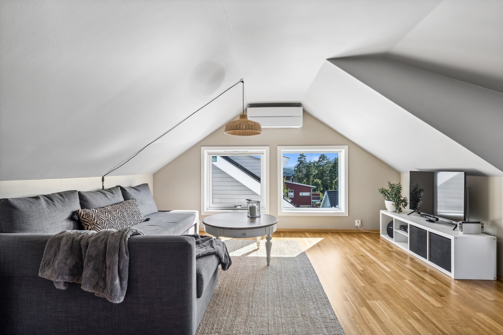Passer ypperlig når ungdommen har besøk eller når du selv ønsker å trekke deg litt tilbake å bare nyte utsikten i roligere omgivelser. Galleribilde