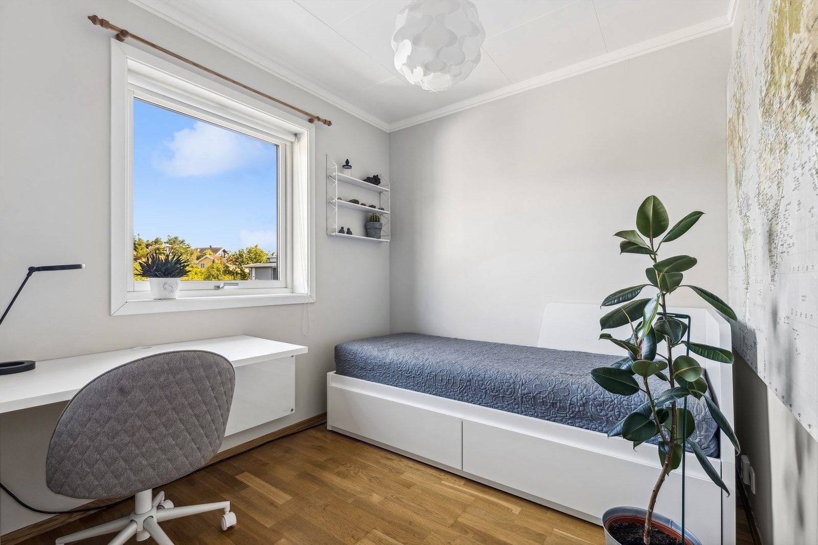 Det er plass til både seng, tilpasset garderobeløsning samt andre småmøbler på soverommene. Galleribilde
