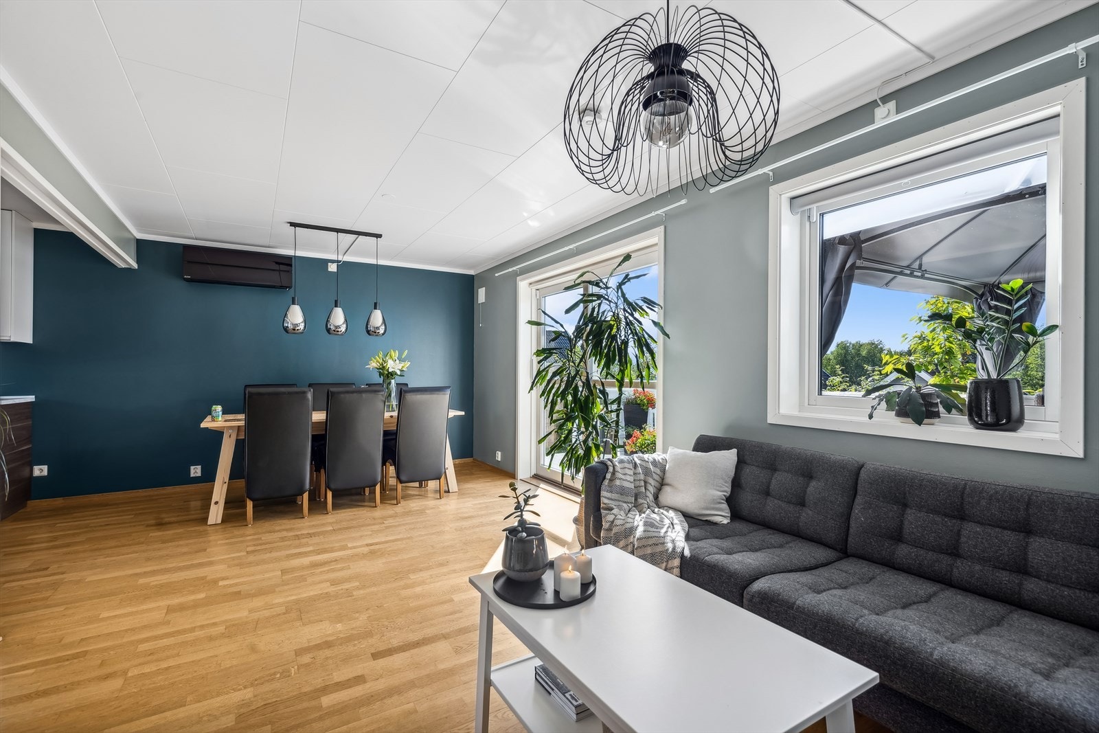 Stuen har en god størrelse hvor det er rom for flere soner. Galleribilde